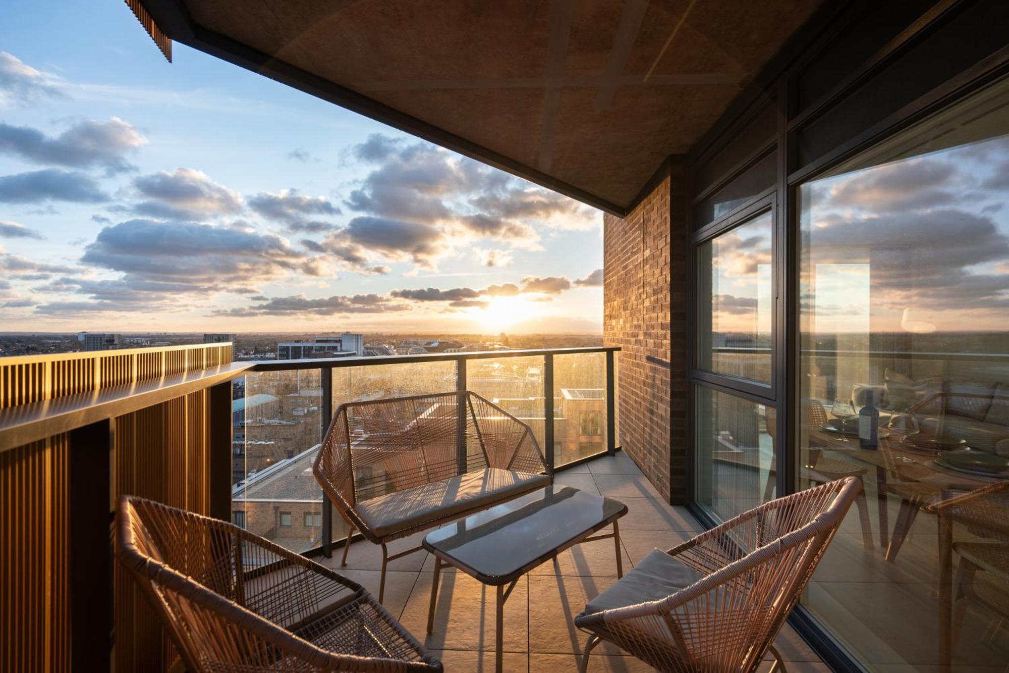 Sunset Retreat: Steps From Heathrow/Twickenham Daire Hounslow Dış mekan fotoğraf