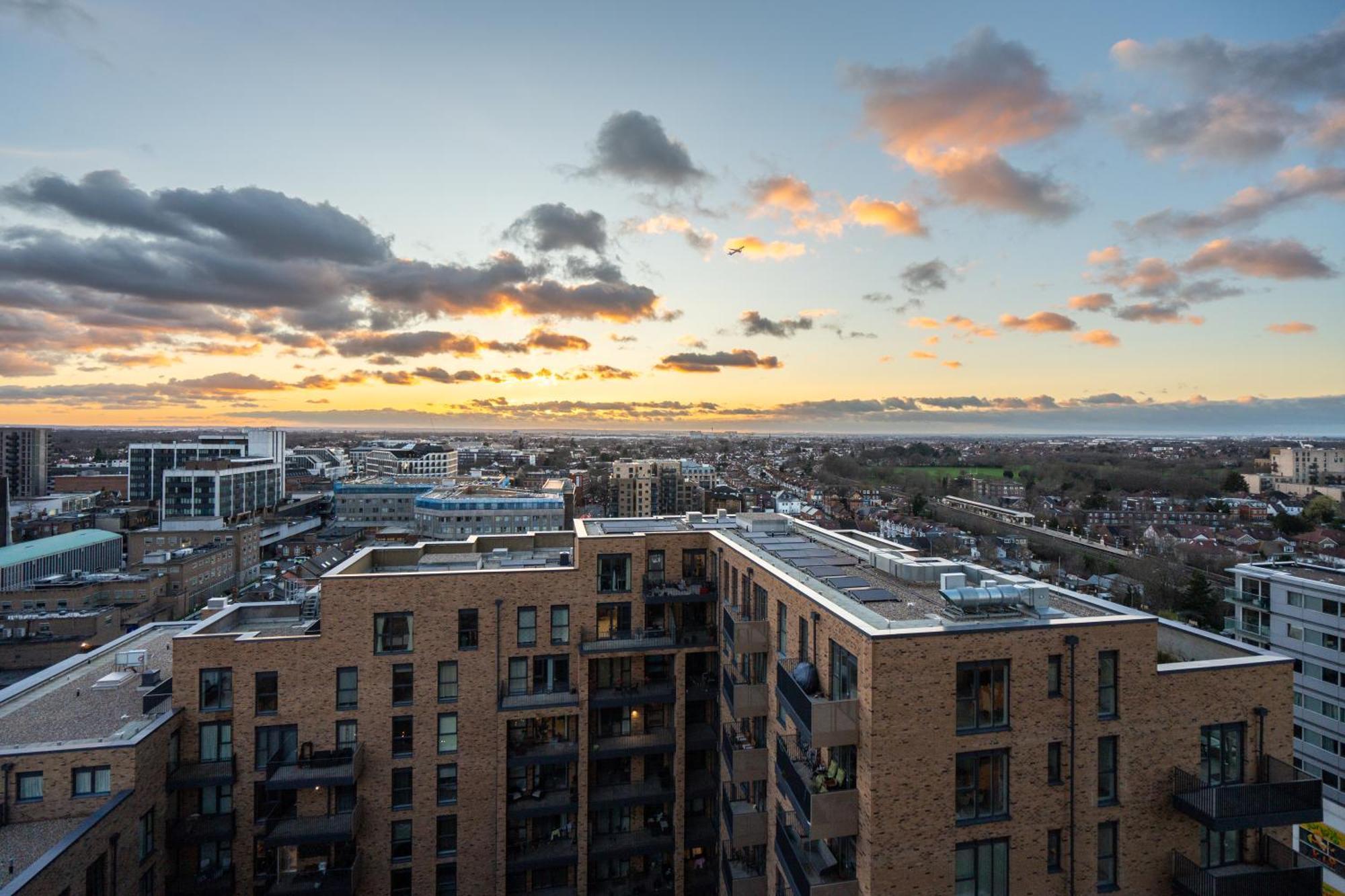 Sunset Retreat: Steps From Heathrow/Twickenham Daire Hounslow Dış mekan fotoğraf