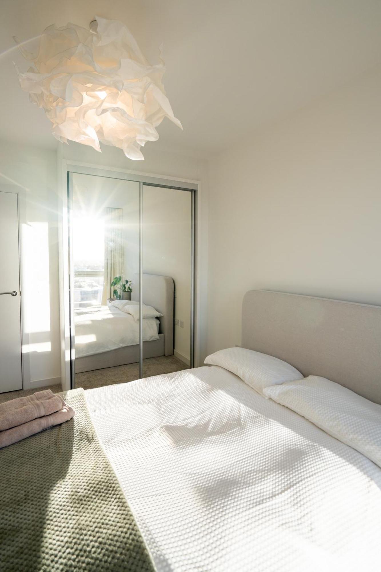 Sunset Retreat: Steps From Heathrow/Twickenham Daire Hounslow Dış mekan fotoğraf