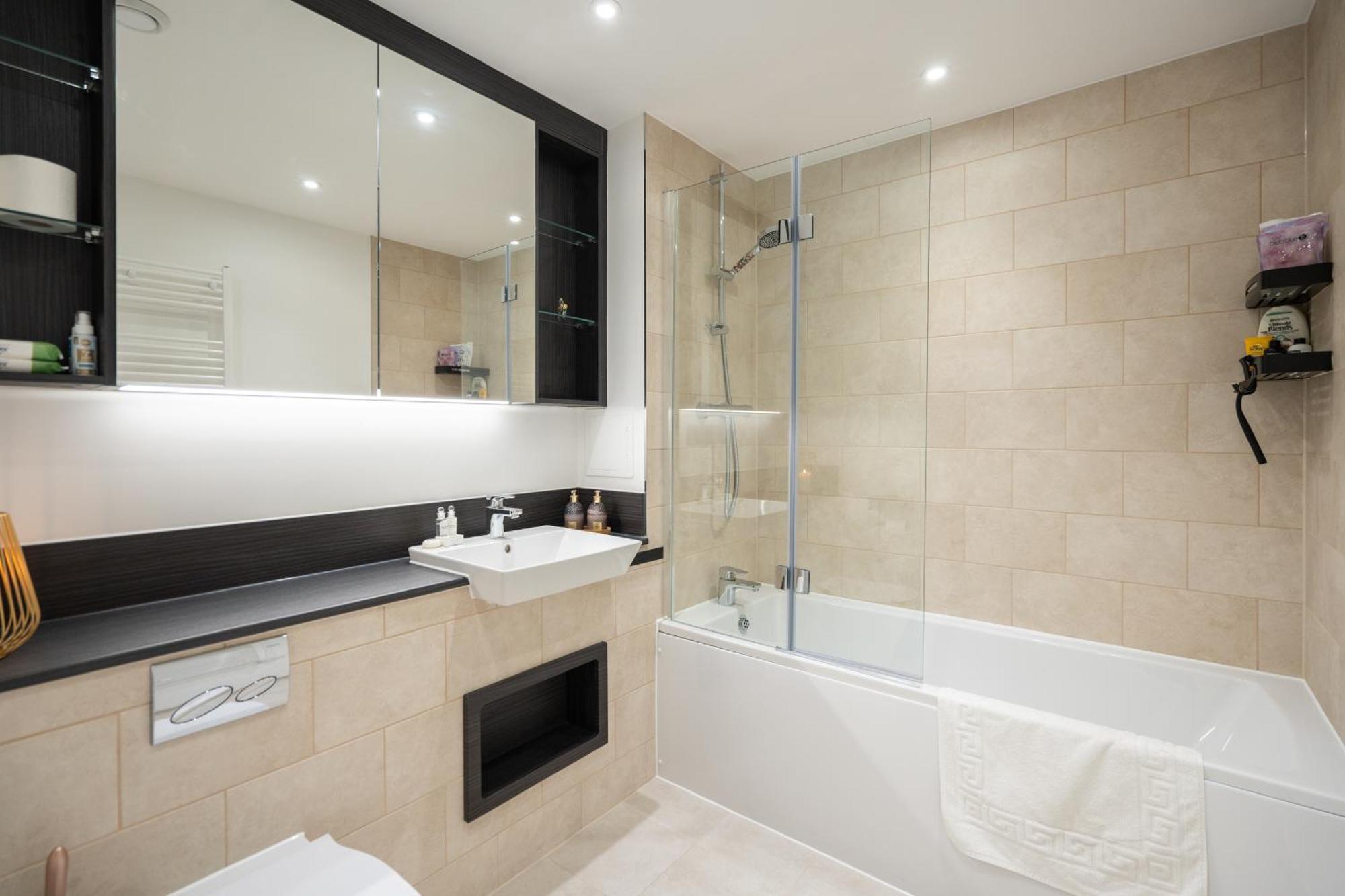 Sunset Retreat: Steps From Heathrow/Twickenham Daire Hounslow Dış mekan fotoğraf